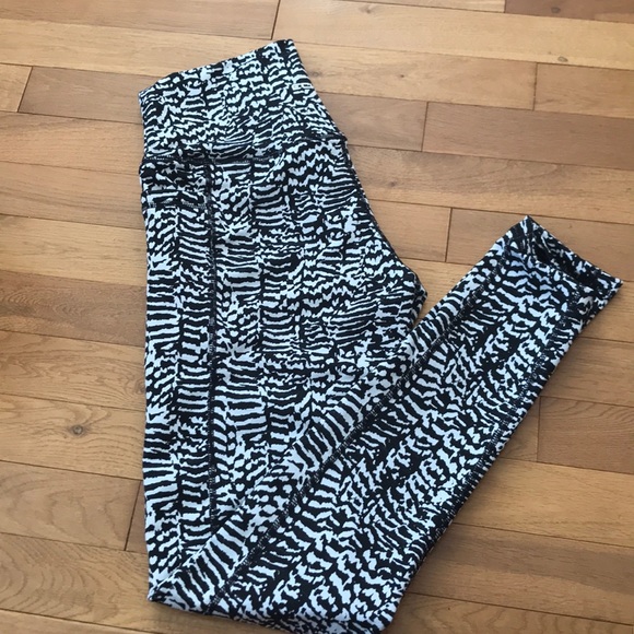 ECHT Apparel Essentia Leggings- Zebra - Picture 1 of 3